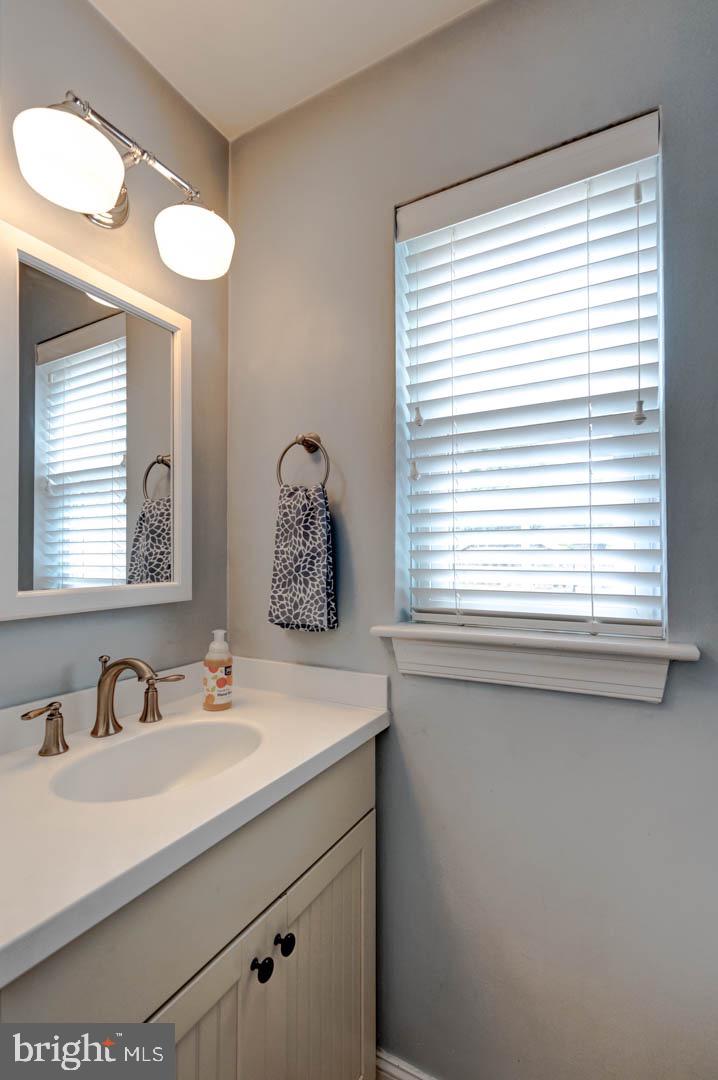 72 Crestline Road Wayne, PA 19087 - Photo 18 of 29 1st Floor Powder Room