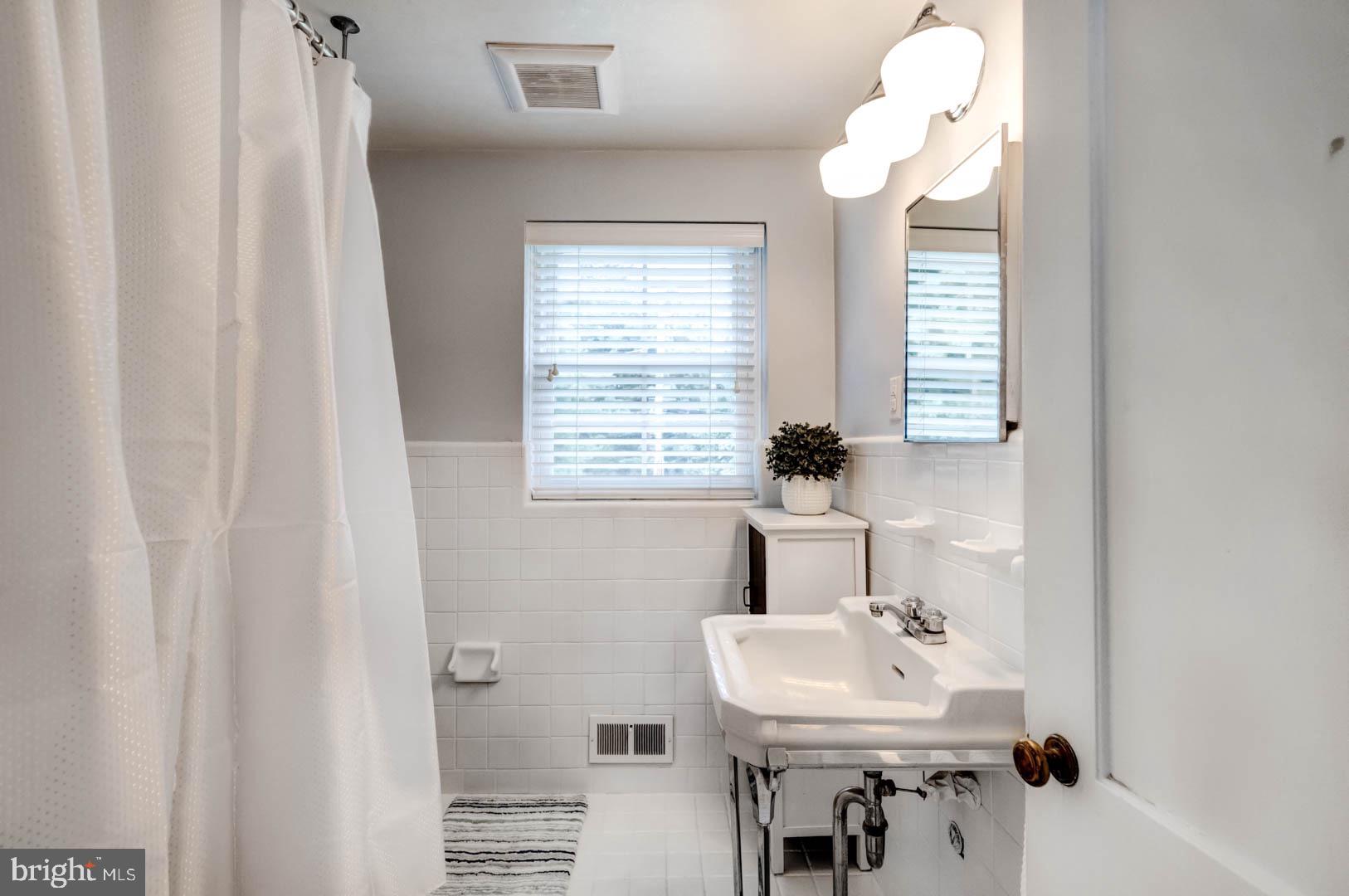 72 Crestline Road Wayne, PA 19087 - Photo 24 of 29 2nd Floor Hall Bathroom