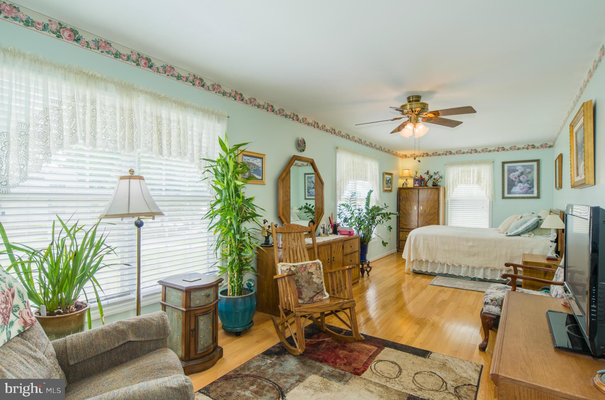 8620 Sandy Plains Road Baltimore, MD 21222 - Photo 15 of 30 a living room with furniture and a potted plant