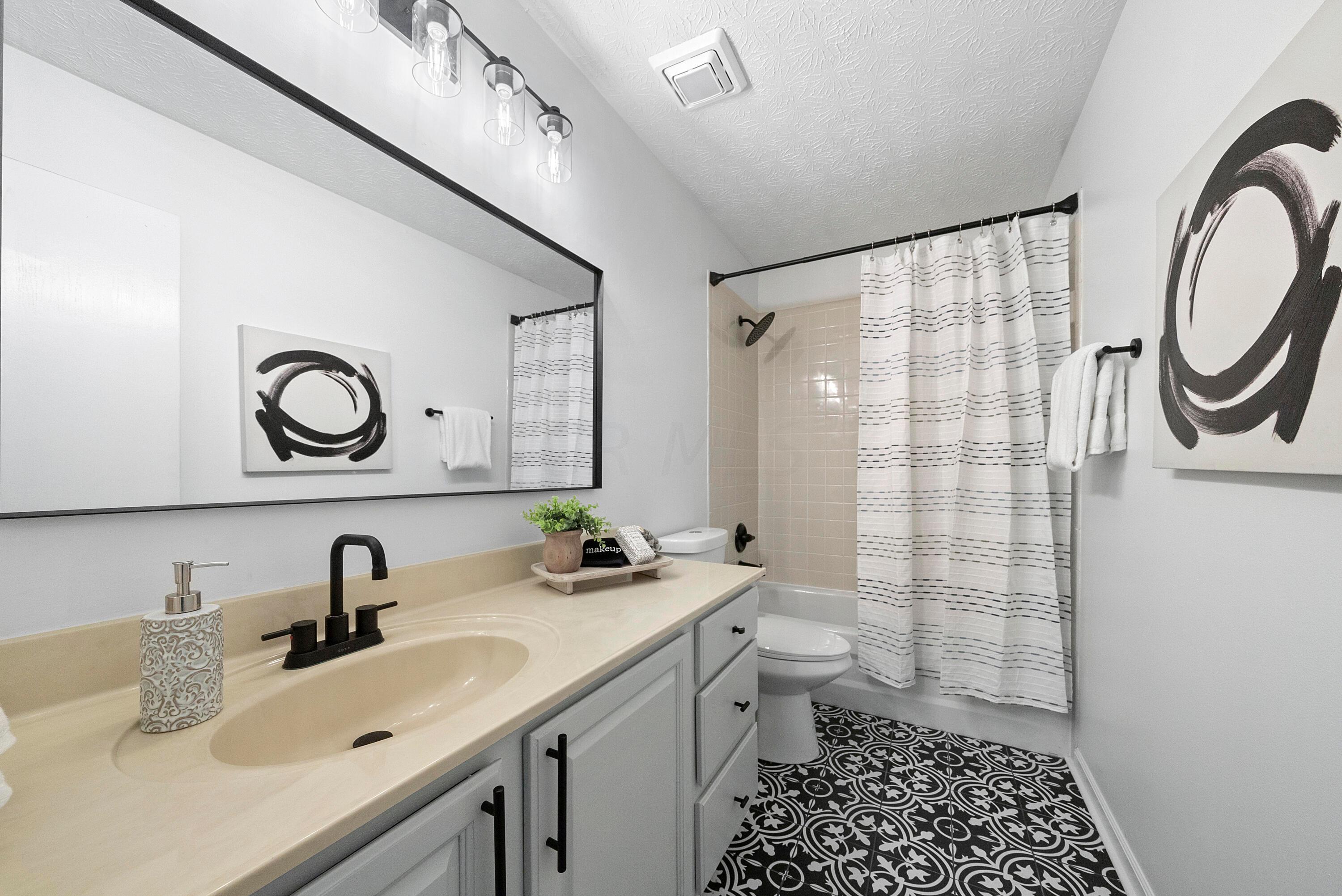 822 Elgin Circle Pickerington, OH 43147 - Photo 34 of 44 2nd floor Full Bath