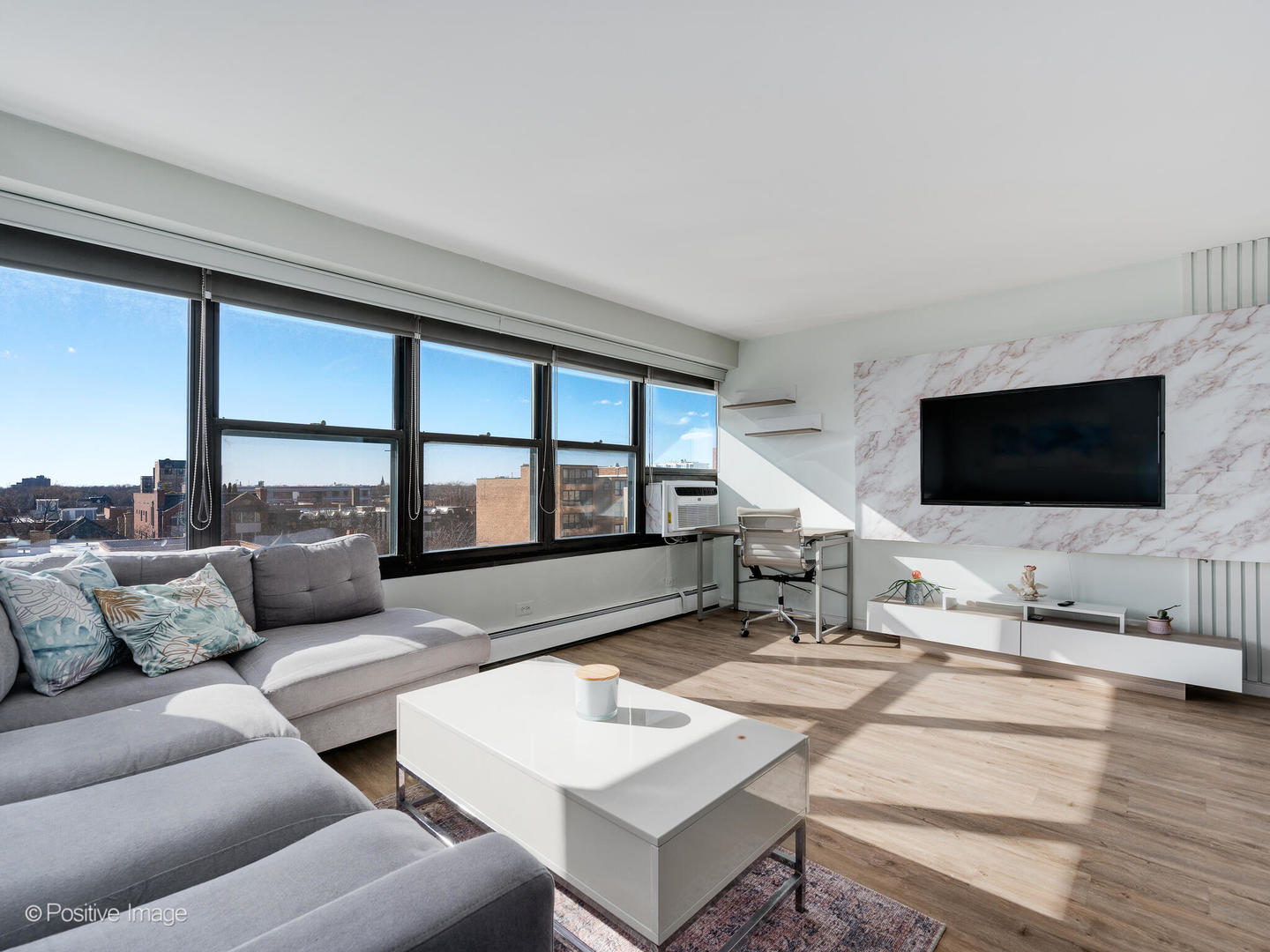 6030 North Sheridan Road, Unit 703 Chicago, IL 60660 - Photo 7 of 15 a living room with furniture and a flat screen tv