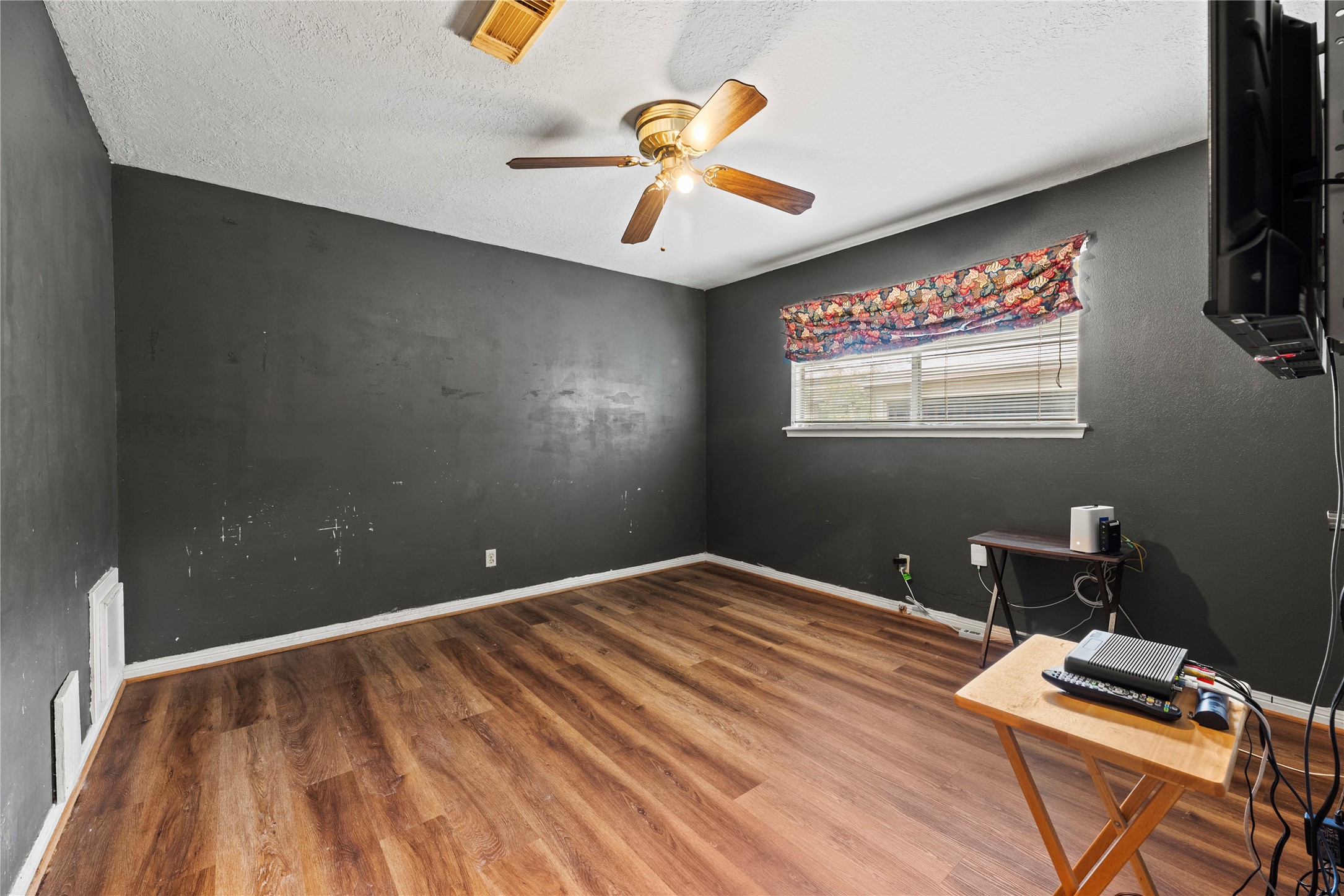 14915 Sun Harbor Drive Houston, TX 77062 - Photo 19 of 28 a bedroom with a bed and a desk