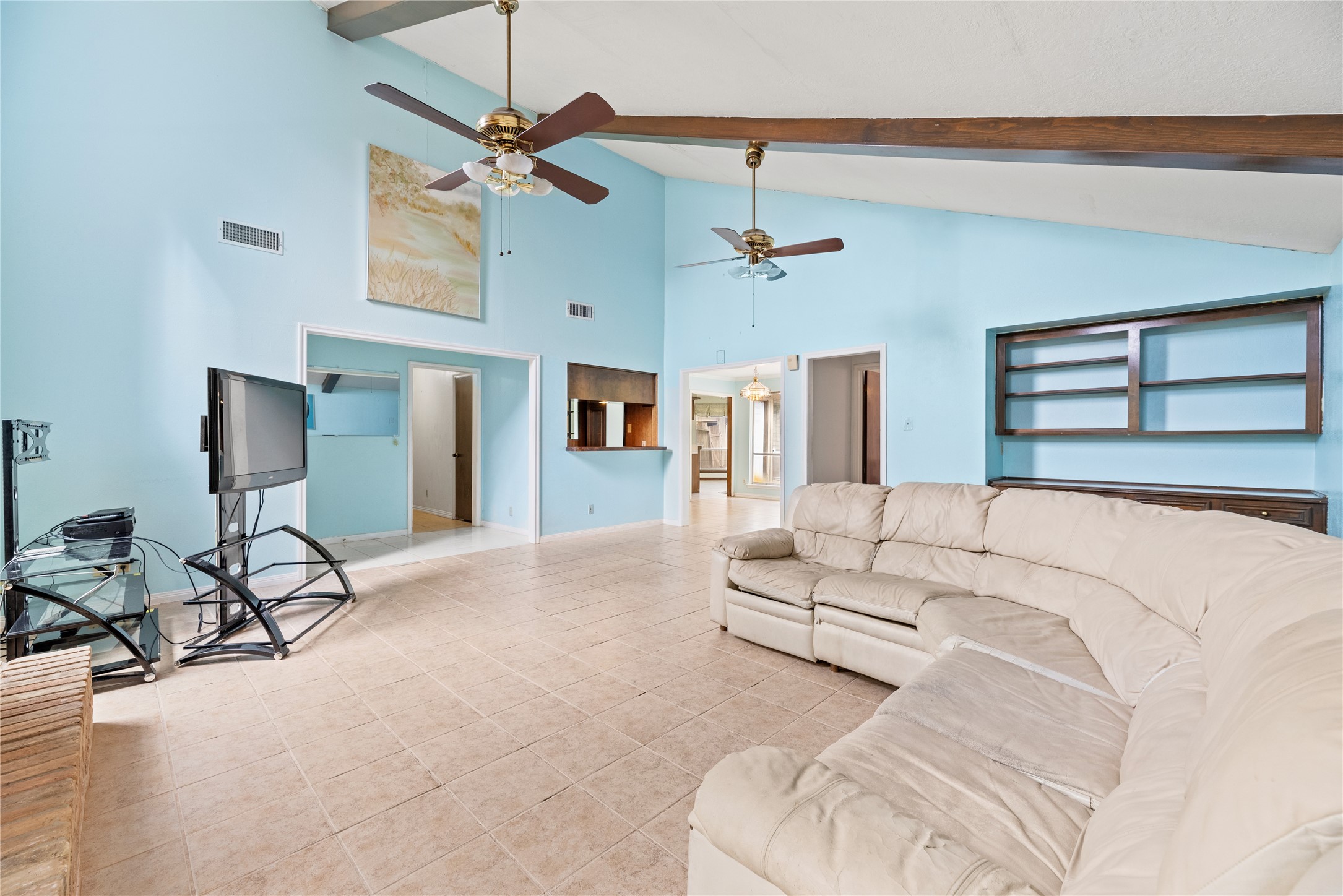 14915 Sun Harbor Drive Houston, TX 77062 - Photo 6 of 28 a living room with furniture a clock and a ceiling fan