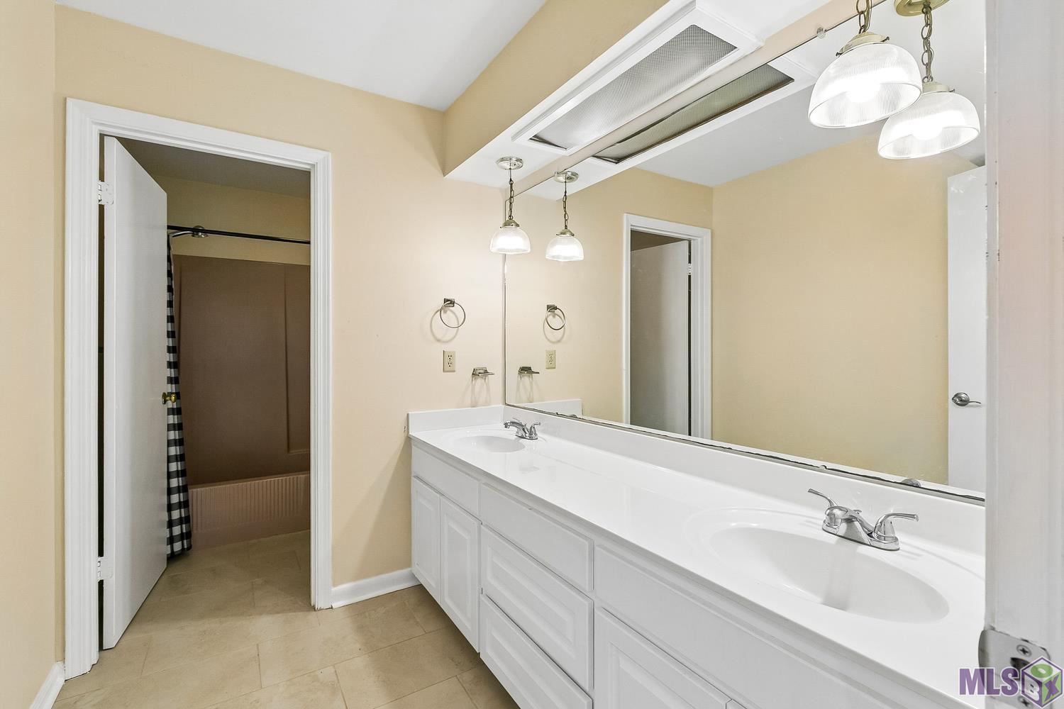 11675 Rue De Tonti Baton Rouge, LA 70810 - Photo 24 of 42 Hall Bathroom