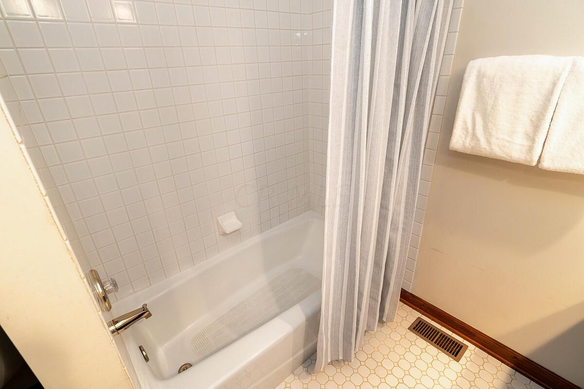 345 Shale Ridge Court Powell, OH 43065 - Photo 27 of 41 345_Shale_Ridge_Ct-full bathtub