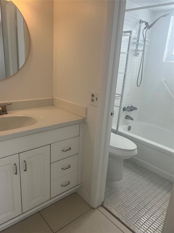 400 North Surf Road, Unit 806 Hollywood, FL 33019 - Photo 22 of 41 a bathroom with a sink a toilet and a bathtub