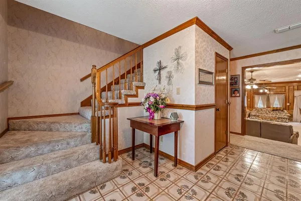 a view of entryway with a