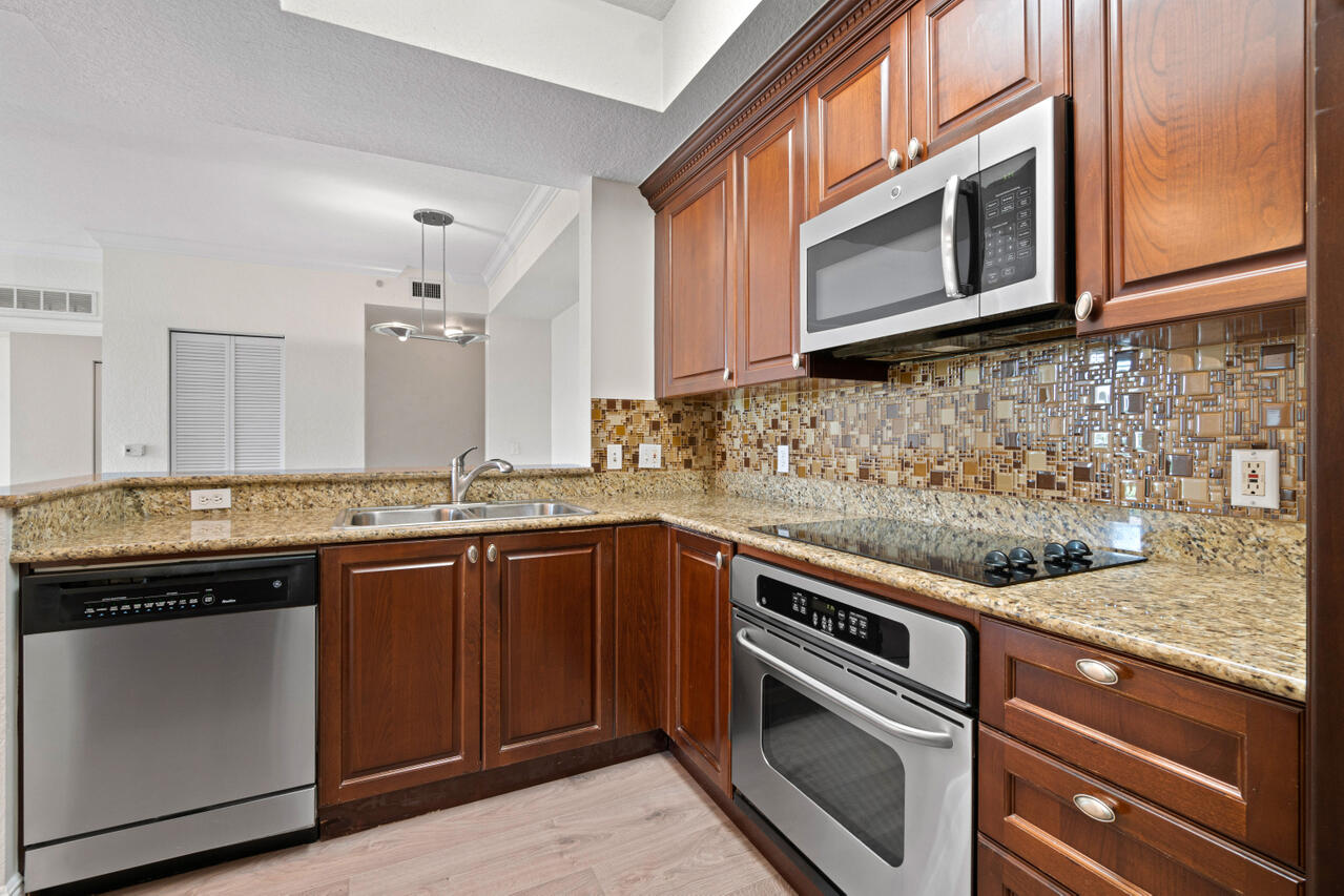 1660 Renaissance Commons Boulevard, Unit 2524 Boynton Beach, FL 33426 - Photo 11 of 38 018-1660RenaissanceCommonsBoulevard-Boyn