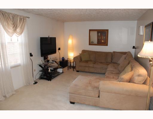 5 A Springwood Square Harwick, PA 15049 - Photo 3 of 12 Living Room.