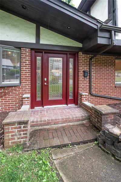 804 Jefferson Road Pittsburgh, PA 15235 - Photo 4 of 25 A most amazing door welcomes right from the start!