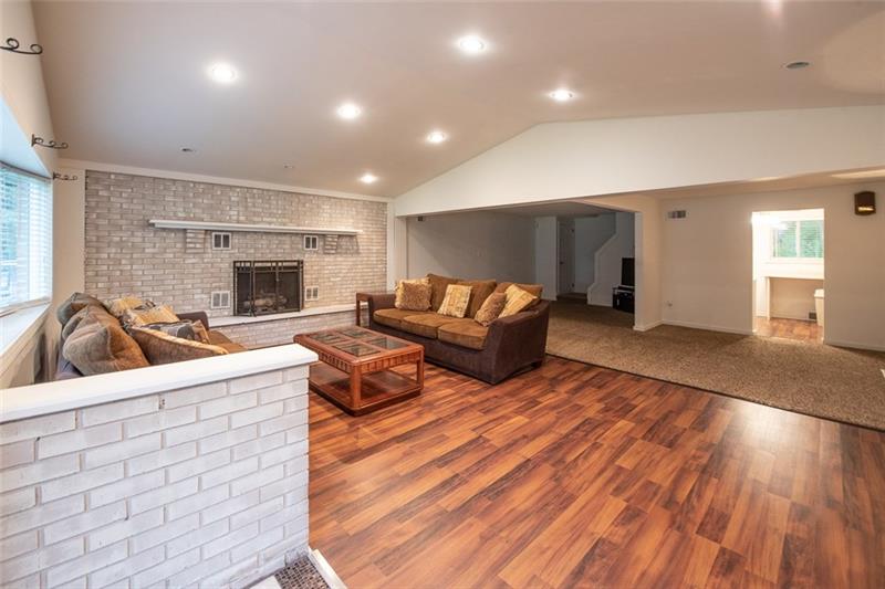 804 Jefferson Road Pittsburgh, PA 15235 - Photo 6 of 25 Living Room