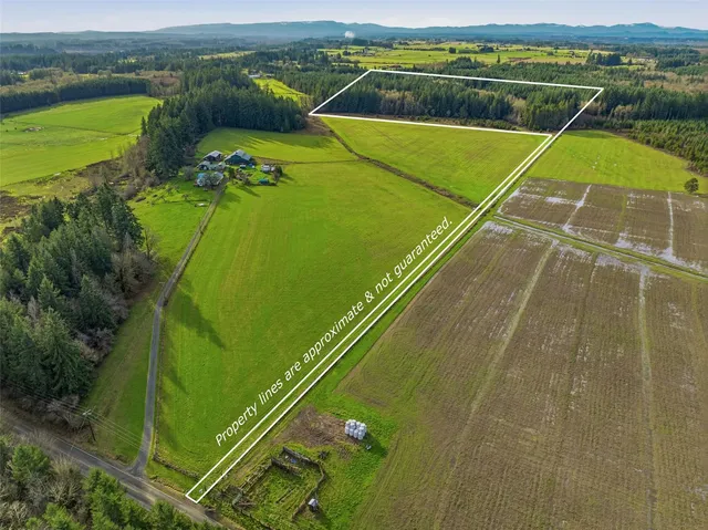 a view of a tennis court
