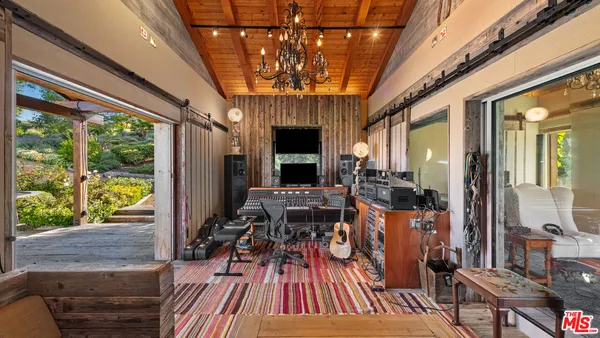 a view of a back yard