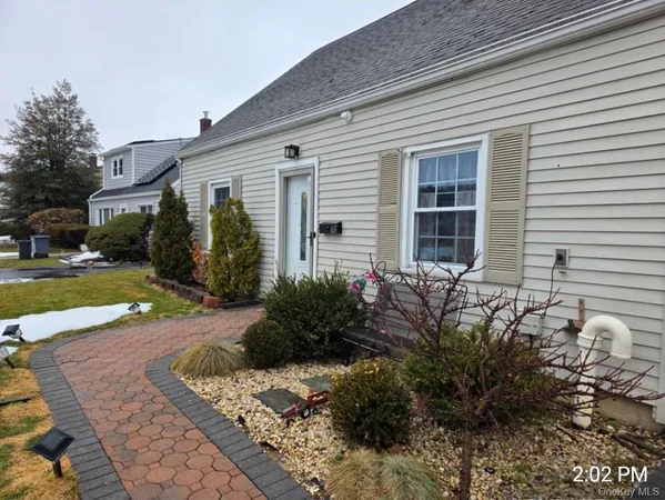$775,000 | 13 Peachtree Lane, Levittown, NY 11756