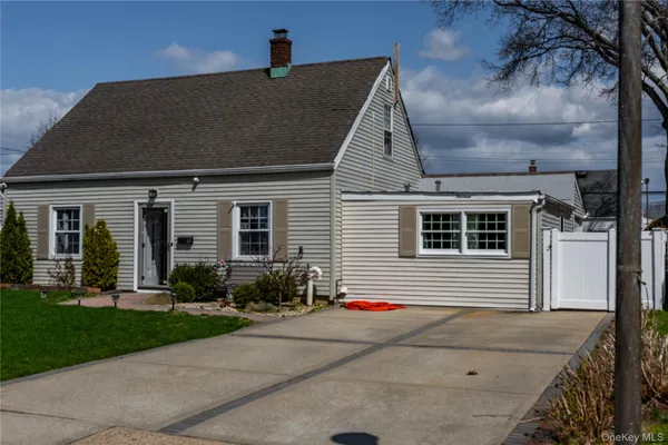 $775,000 | 13 Peachtree Lane, Levittown, NY 11756