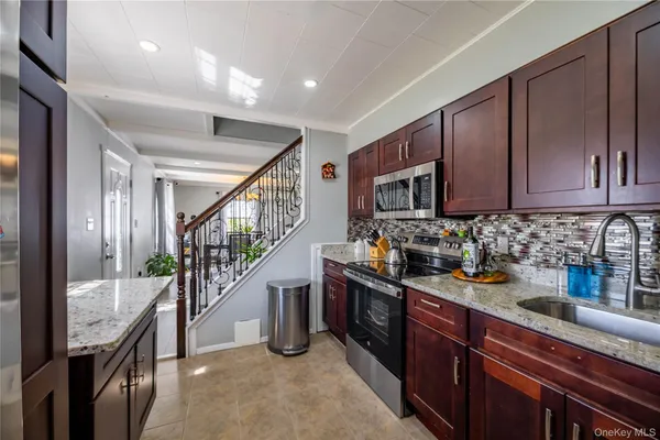 $775,000 | 13 Peachtree Lane, Levittown, NY 11756