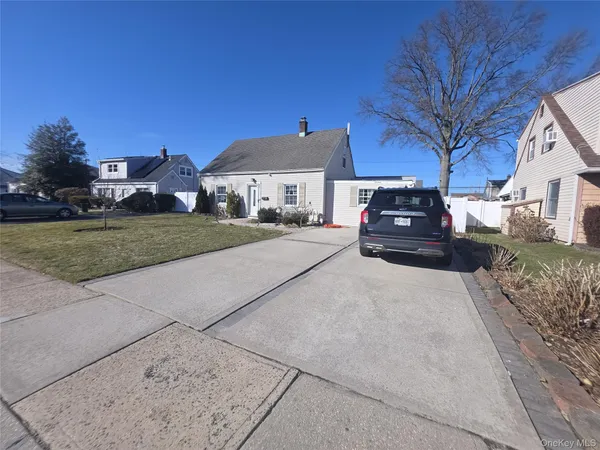 $775,000 | 13 Peachtree Lane, Levittown, NY 11756