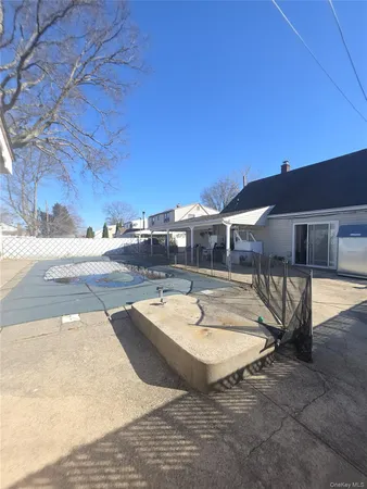 $775,000 | 13 Peachtree Lane, Levittown, NY 11756