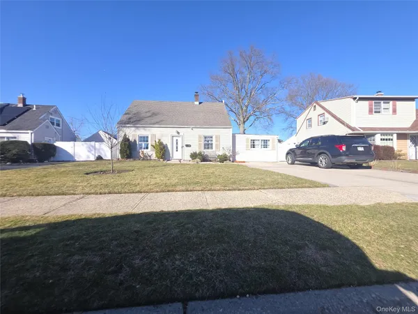 $775,000 | 13 Peachtree Lane, Levittown, NY 11756
