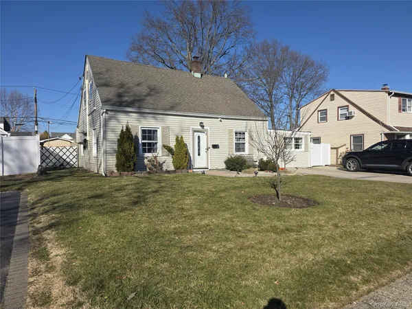 $775,000 | 13 Peachtree Lane, Levittown, NY 11756