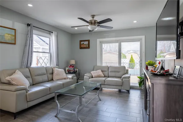 $775,000 | 13 Peachtree Lane, Levittown, NY 11756