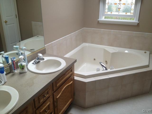 4115 Ross Road Bethlehem, PA 18020 - Photo 15 of 25 Gallery Image 15