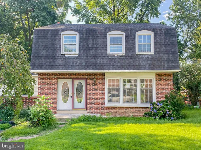 a view of front of a house with a yard