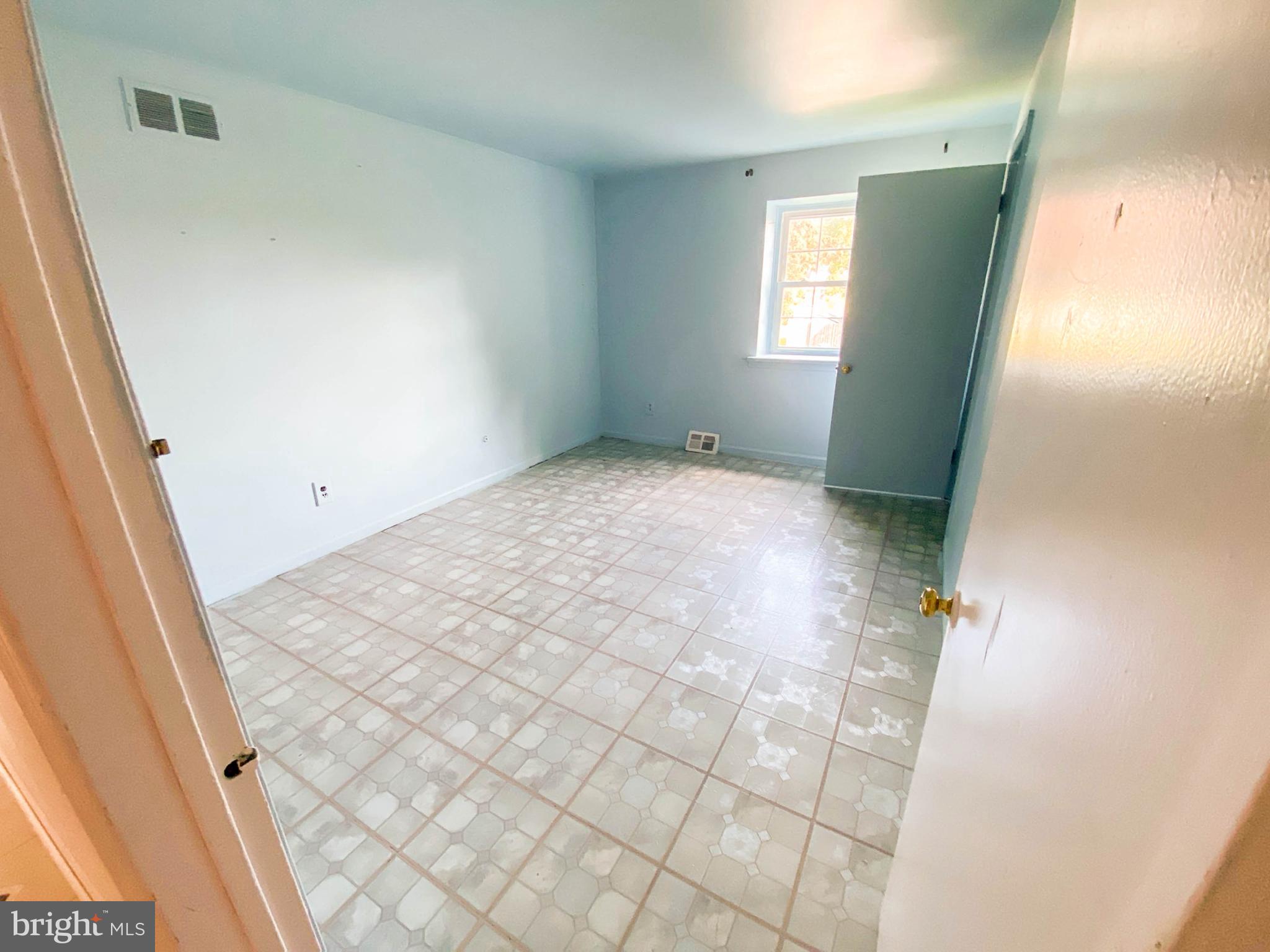 206 Chestnut Avenue Media, PA 19063 - Photo 17 of 33 an empty room with windows