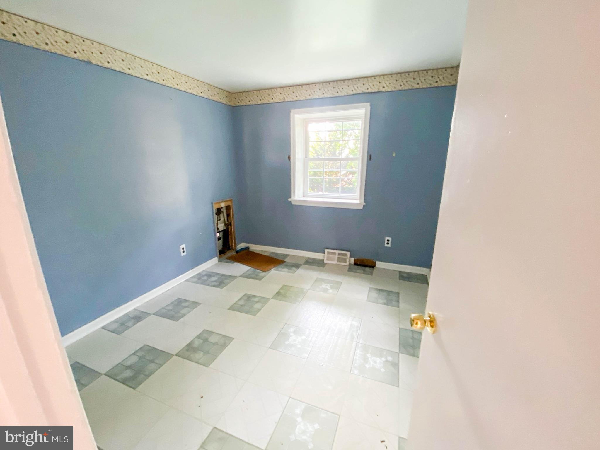 206 Chestnut Avenue Media, PA 19063 - Photo 19 of 33 a bed sitting in a bedroom next to a window