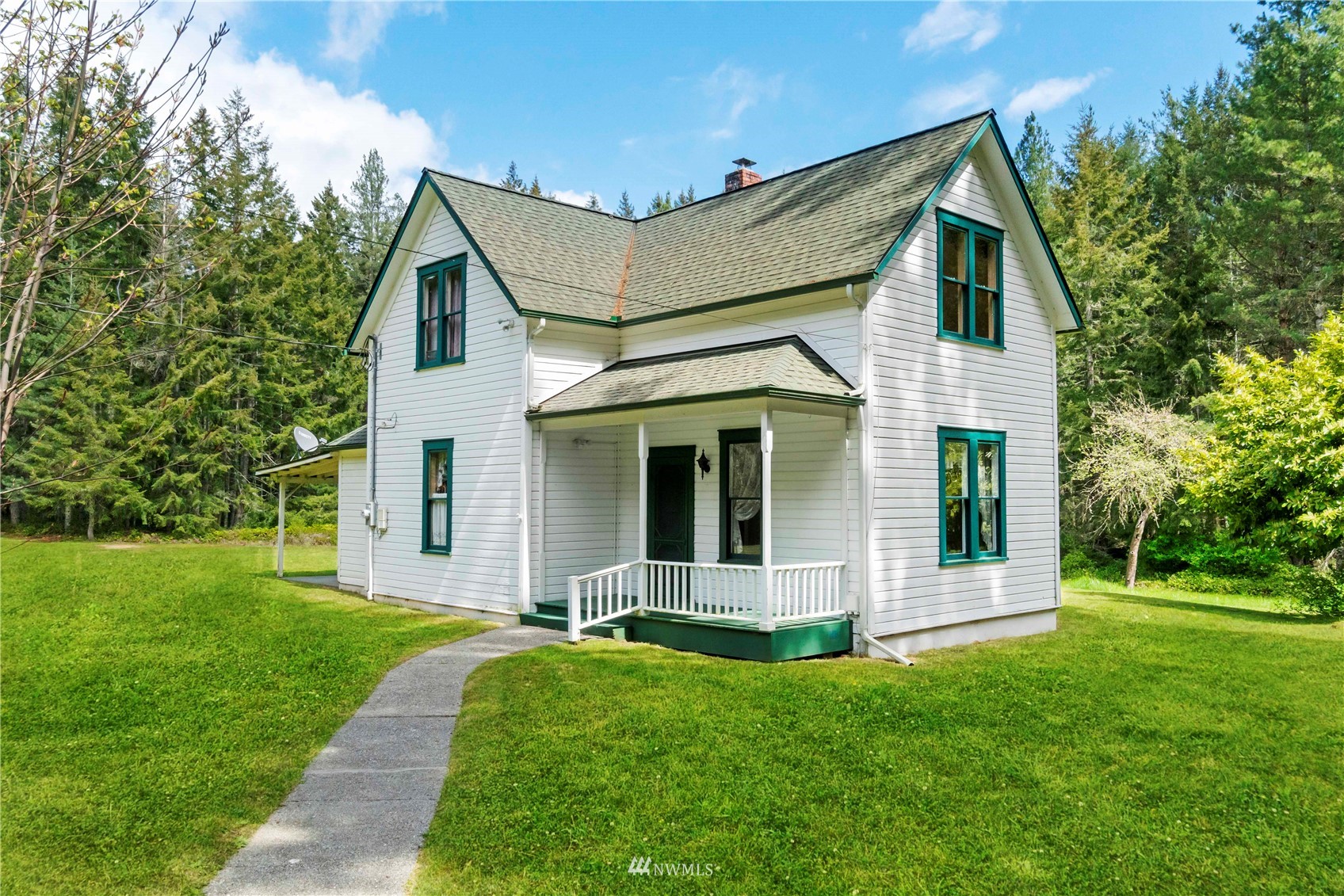 a view of a house with a yard