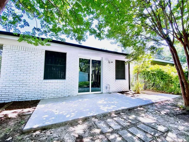 $2,390 | 4808 Curzon Avenue, Fort Worth, TX 76107