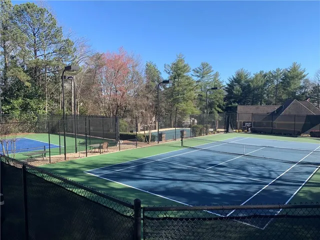 a view of a backyard