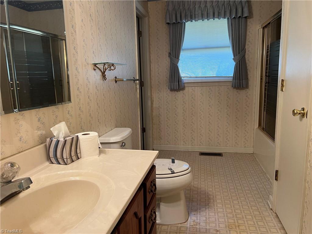 797 Sedge Garden Road Kernersville, NC 27284 - Photo 11 of 24 Hall bathroom