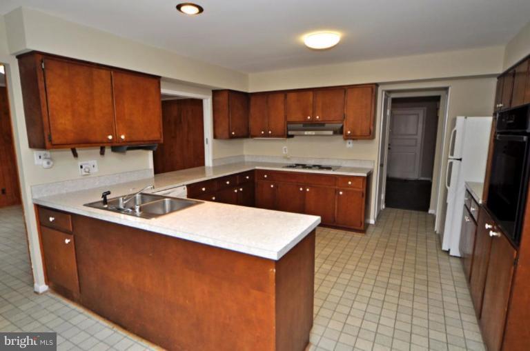 10015 Saddle Road Vienna, VA 22181 - Photo 2 of 10 Kitchen #2