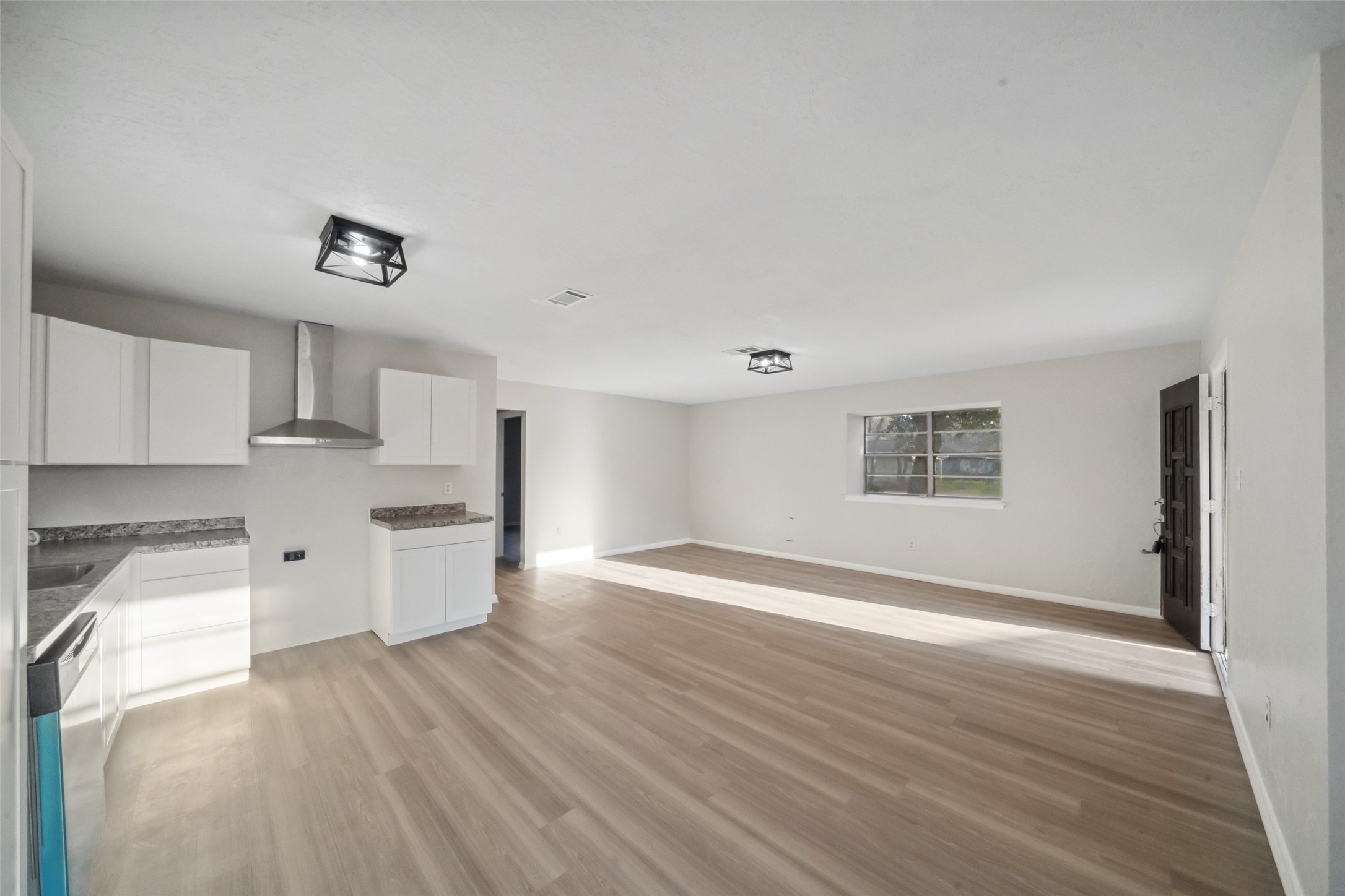 602 Reverse Street Conroe, TX 77301 - Photo 4 of 21 Kitchen. Stove will be installed shortly.