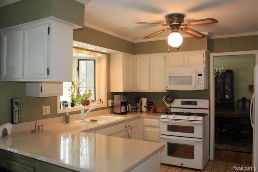 33723 Hunters Pointe Road Farmington Hills, MI 48331 - Photo 12 of 25