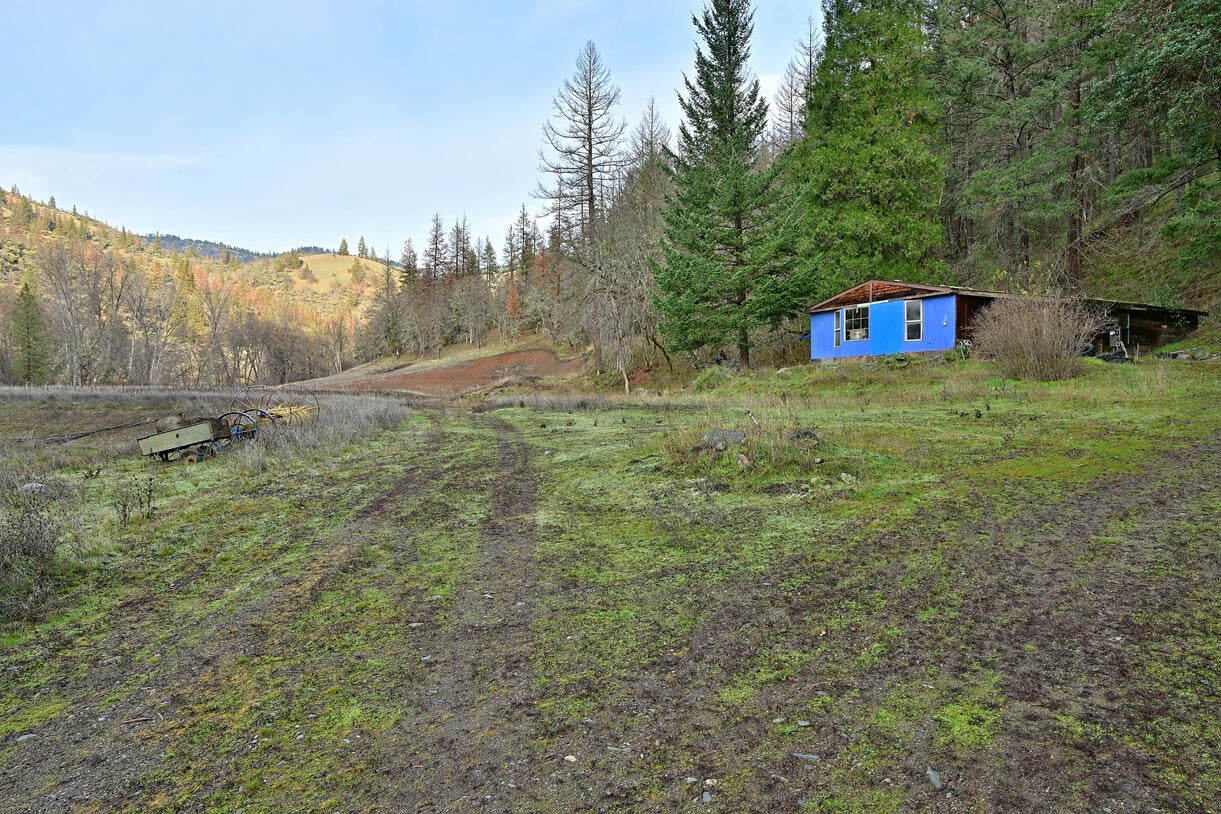 9400 Little Applegate Road Jacksonville, OR 97530 - Photo 9 of 22 09