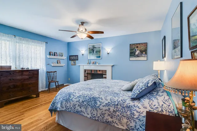 a view of an entryway with a workspace