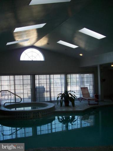 5913 Griffith Road Gaithersburg, MD 20882 - Photo 4 of 11 Tons of light!