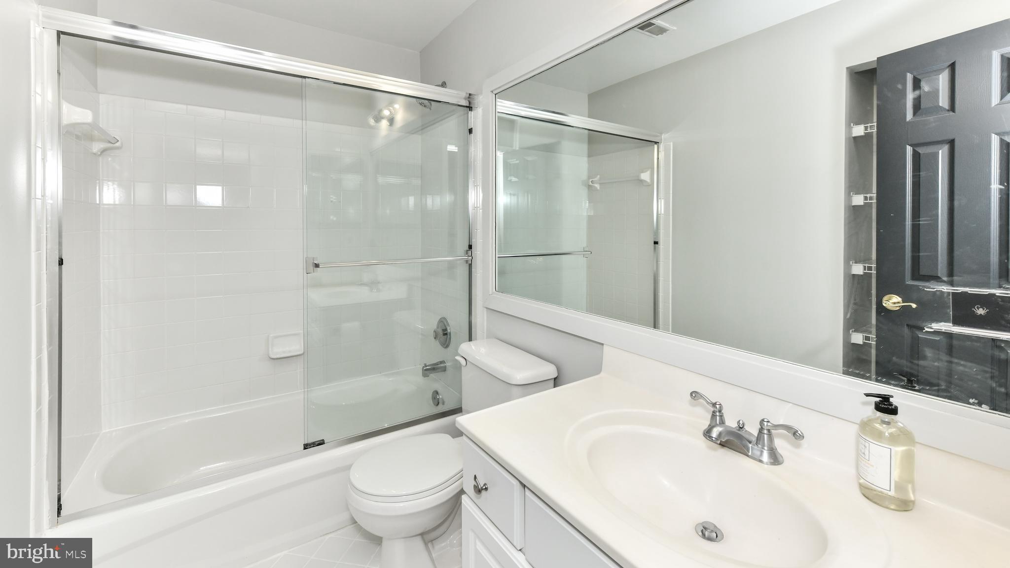 1911 Belmont Road Northwest, Unit 72 Washington, DC 20009 - Photo 22 of 36 2nd Floor Full Bathroom