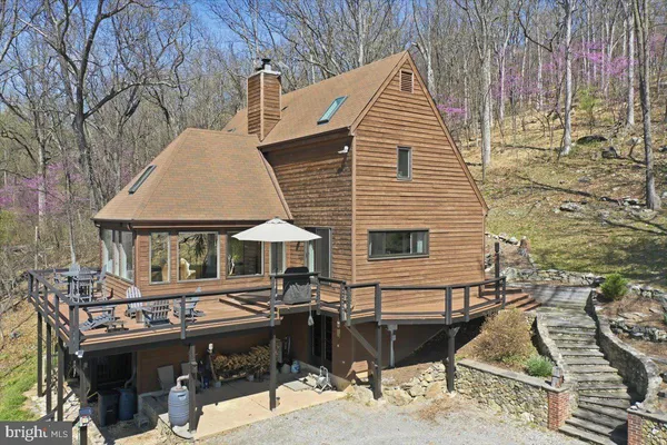 a view of a backyard of the house