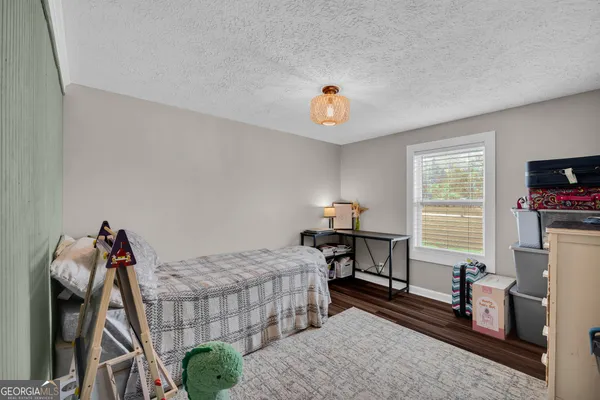 a view of livingroom with furniture