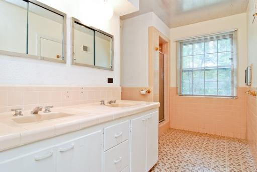 340 Moraine Road Highland Park, IL 60035 - Photo 7 of 10 a bathroom with a sink and a mirror