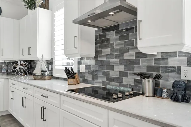 a view of entryway and livingroom