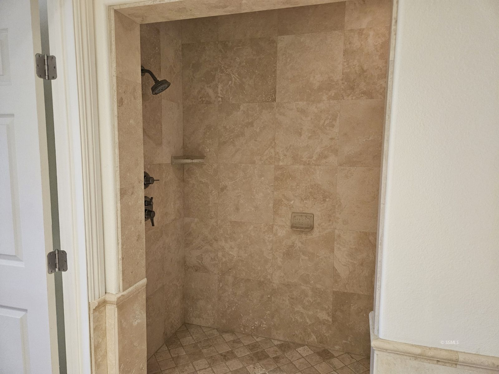 928 North Brady Street Ridgecrest, CA 93555 - Photo 12 of 21 a bathroom with a shower