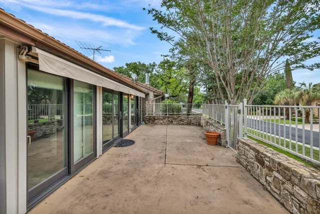 a view of a house with backyard and porch