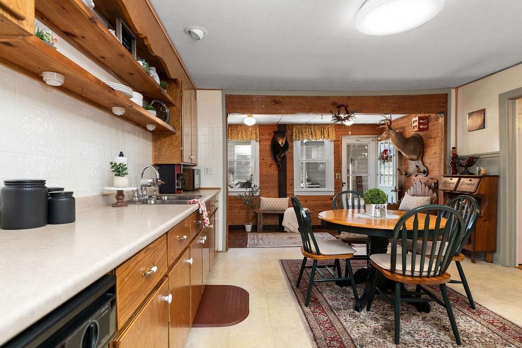 115 Old Hermitage Road Waynesboro, VA 22980 - Photo 11 of 63 a dining hall with stainless steel appliances a table and chairs with the wooden floor