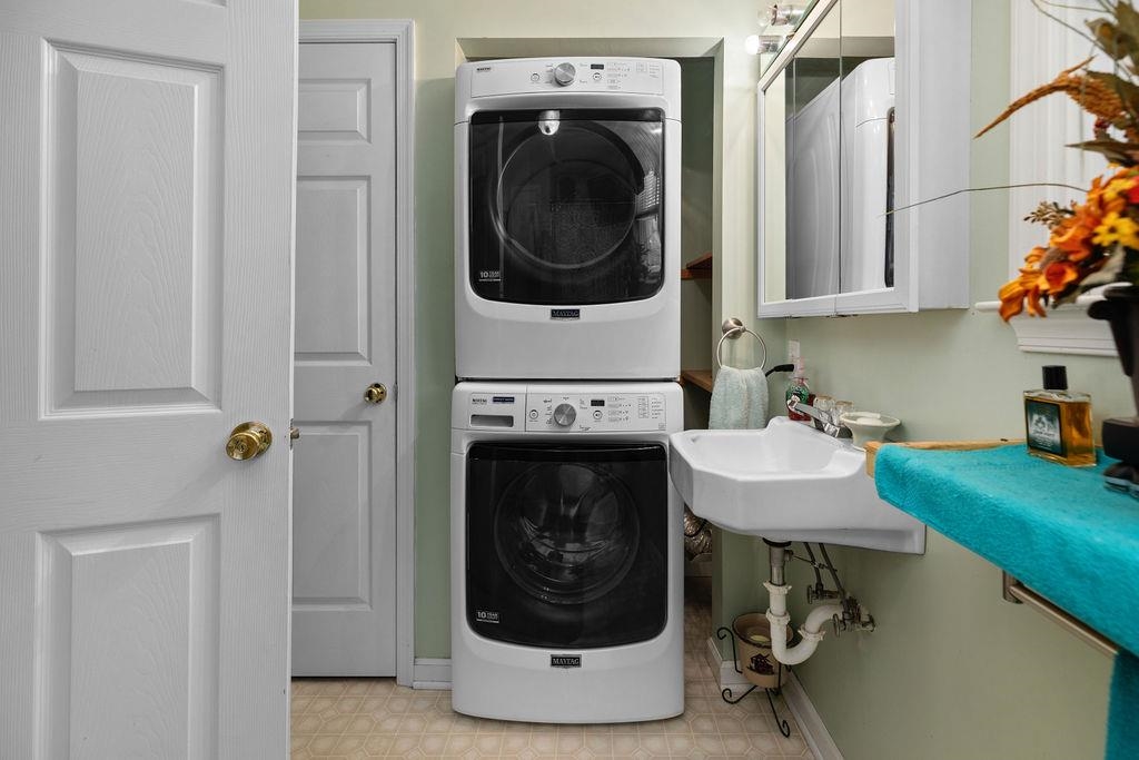 115 Old Hermitage Road Waynesboro, VA 22980 - Photo 17 of 63 a utility room with sink dryer and washer