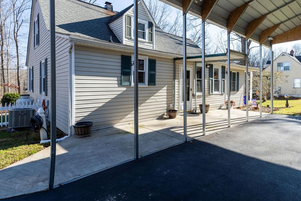 115 Old Hermitage Road Waynesboro, VA 22980 - Photo 38 of 63 a view of a building with sitting area