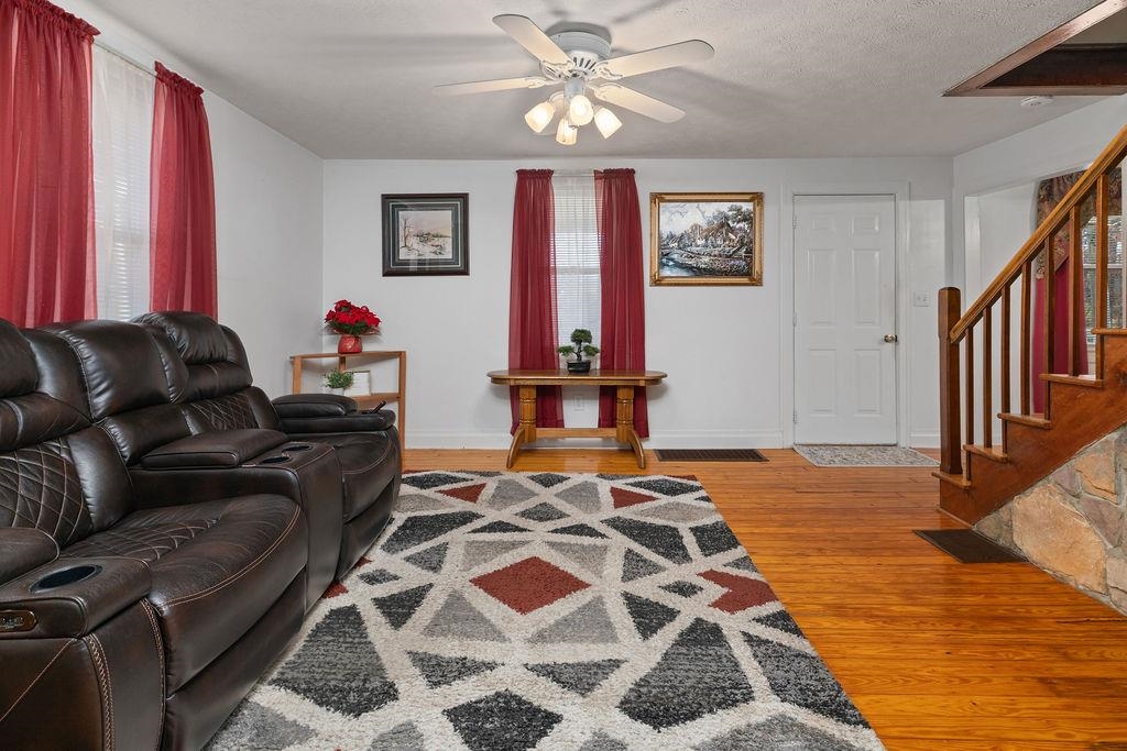 115 Old Hermitage Road Waynesboro, VA 22980 - Photo 5 of 63 a living room with furniture and a rug